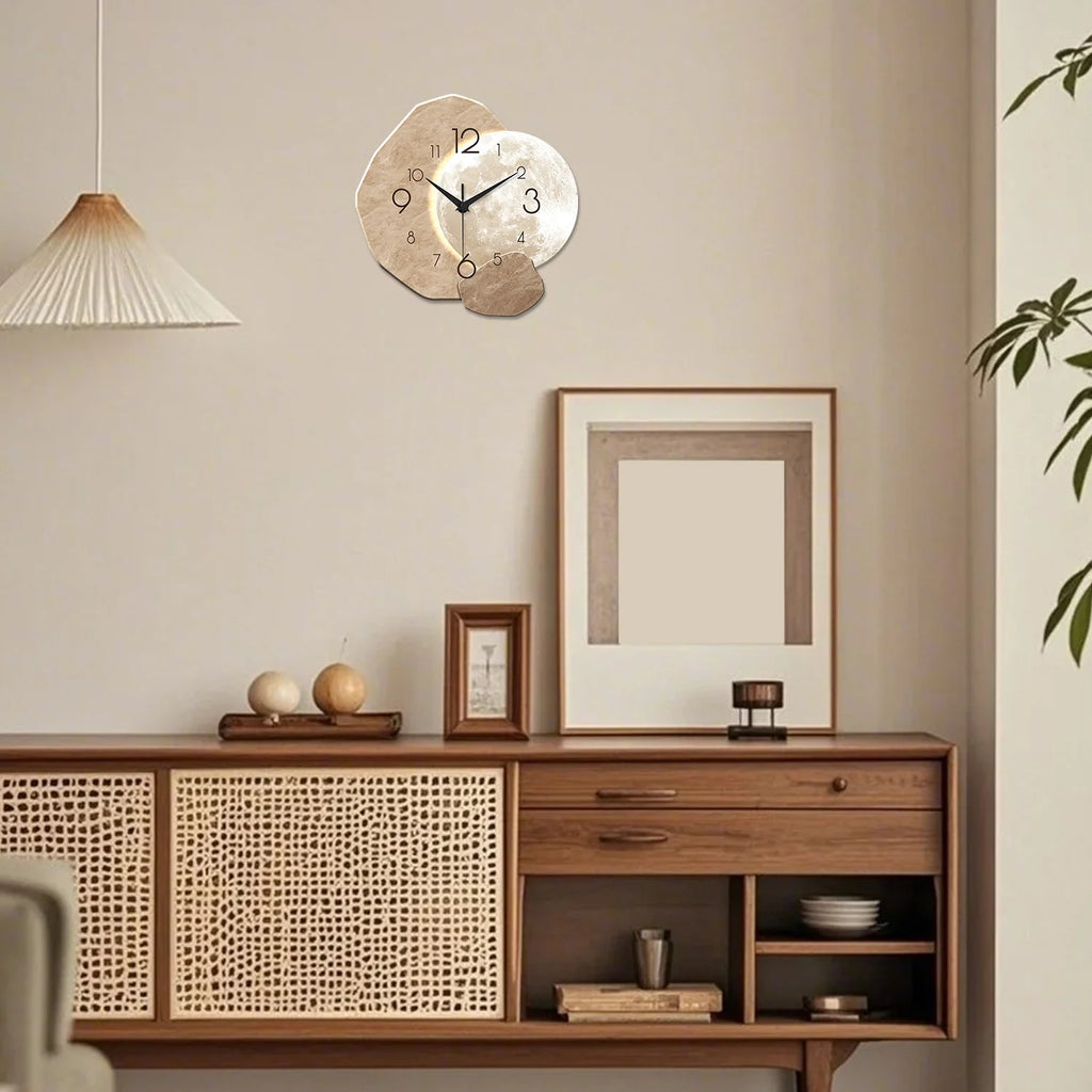 Horloge murale en bois motif lune, vue 3
